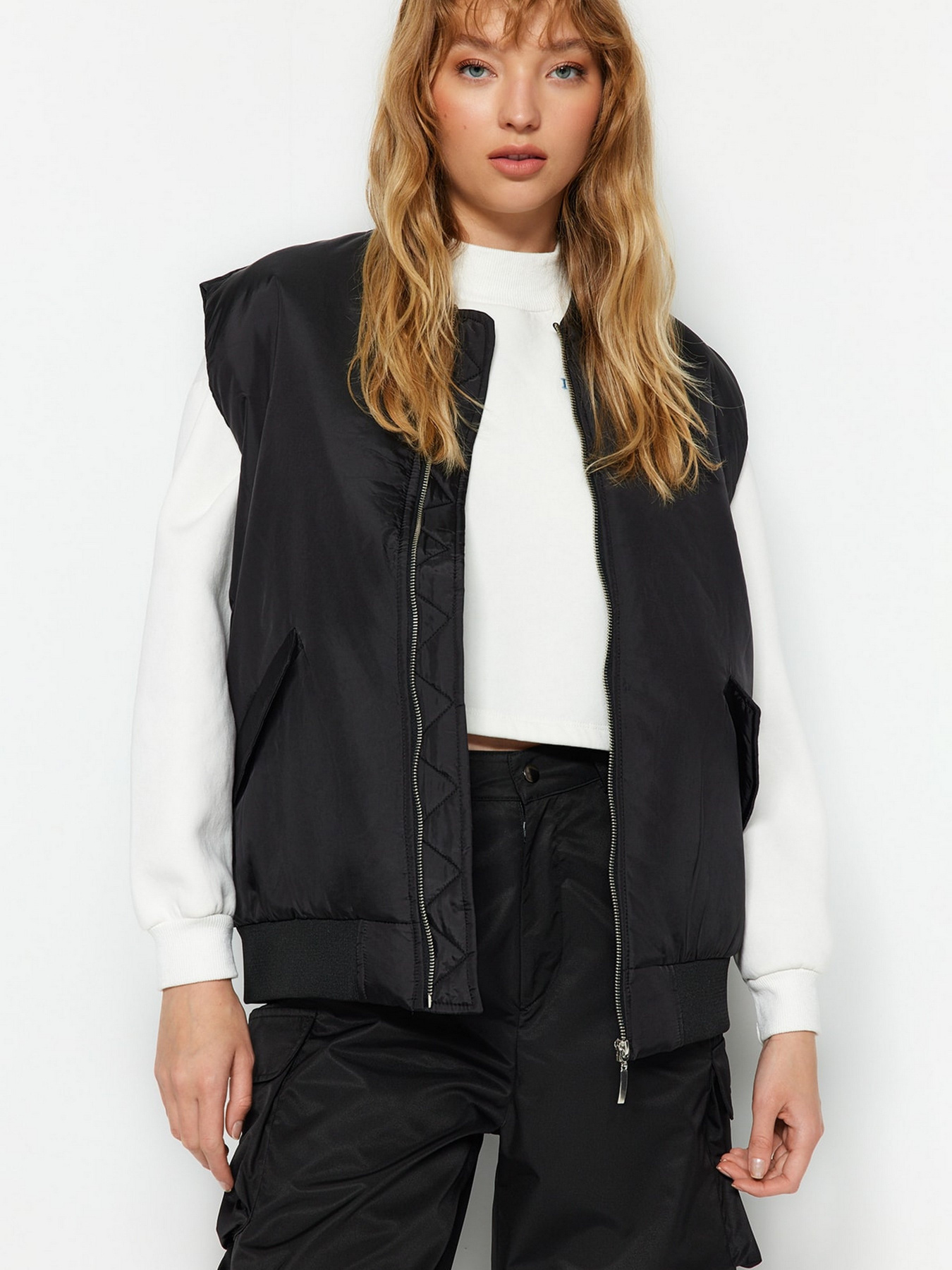 Жилет с утеплителем Trendyol модель TWOAW24YE00003/Siyah Фото