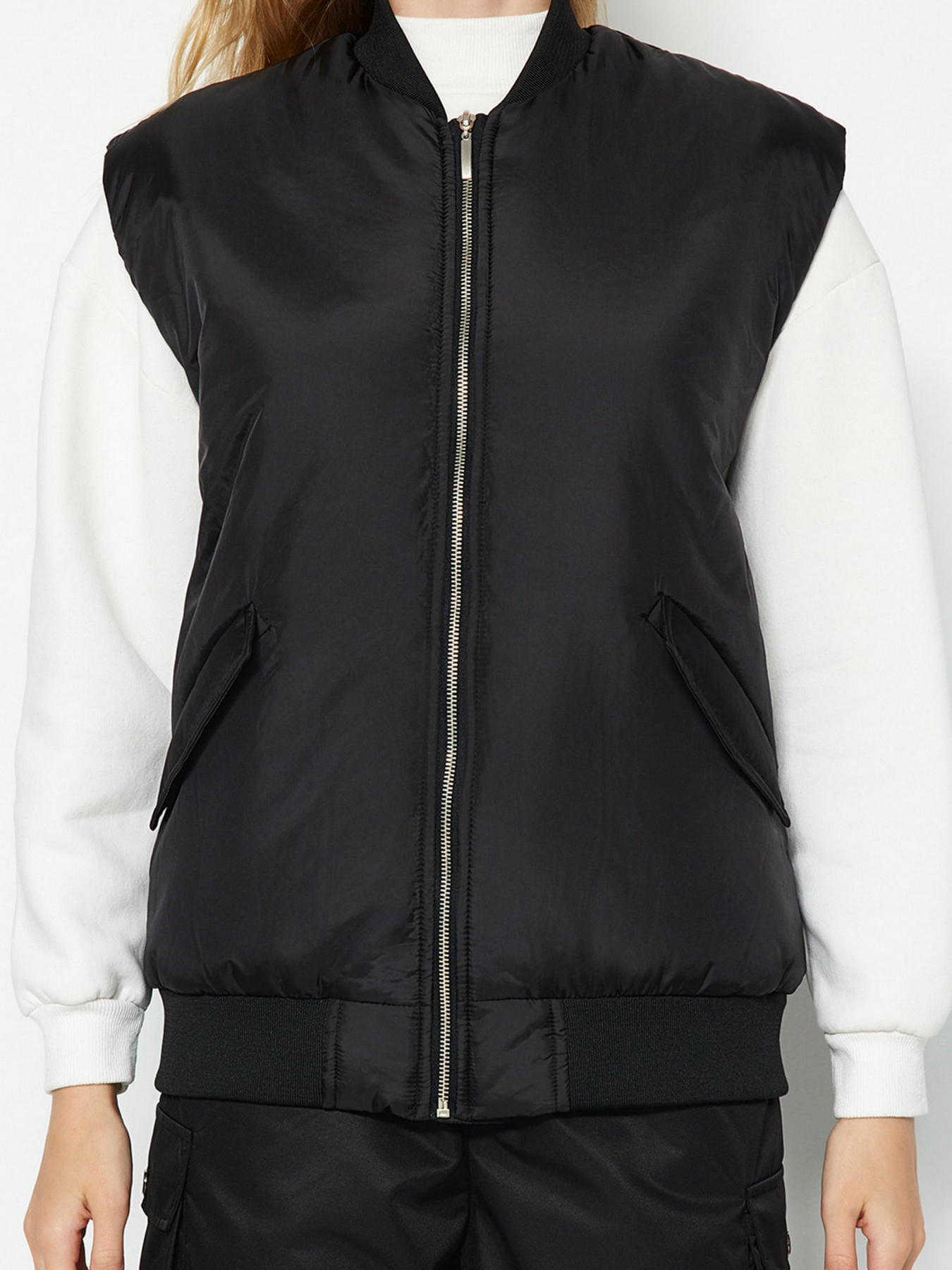 Жилет с утеплителем Trendyol модель TWOAW24YE00003/Siyah Фото