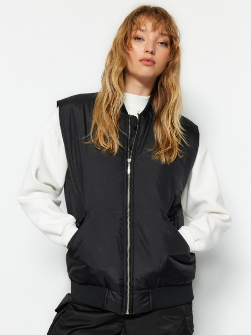 Утепленный жилет Trendyol модель TWOAW24YE00003/Siyah Фото