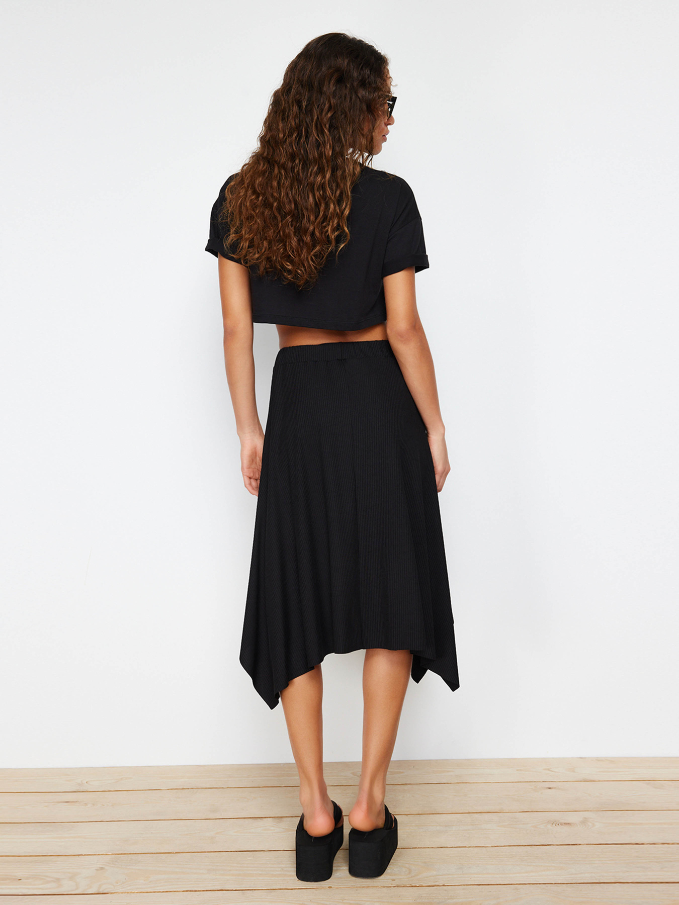 Юбка миди Trendyol модель TWOAW20ET0440/Siyah Фото