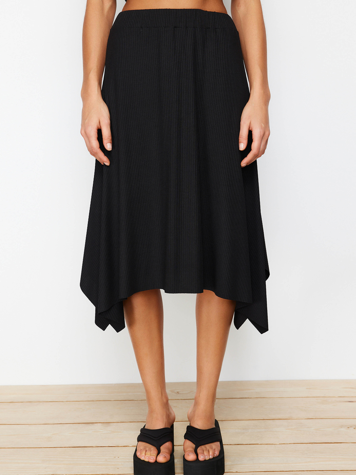 Юбка миди Trendyol модель TWOAW20ET0440/Siyah Фото