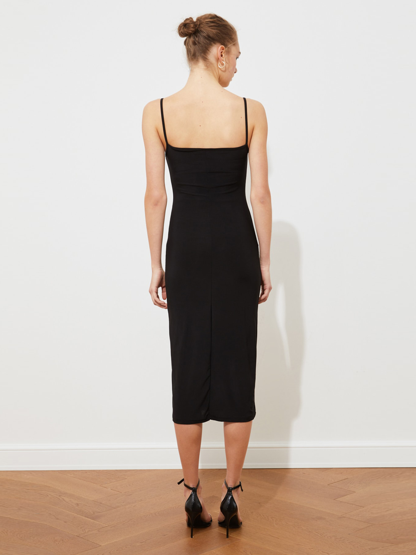 Платье миди Trendyol модель TWOSS19AD0020/Siyah Фото