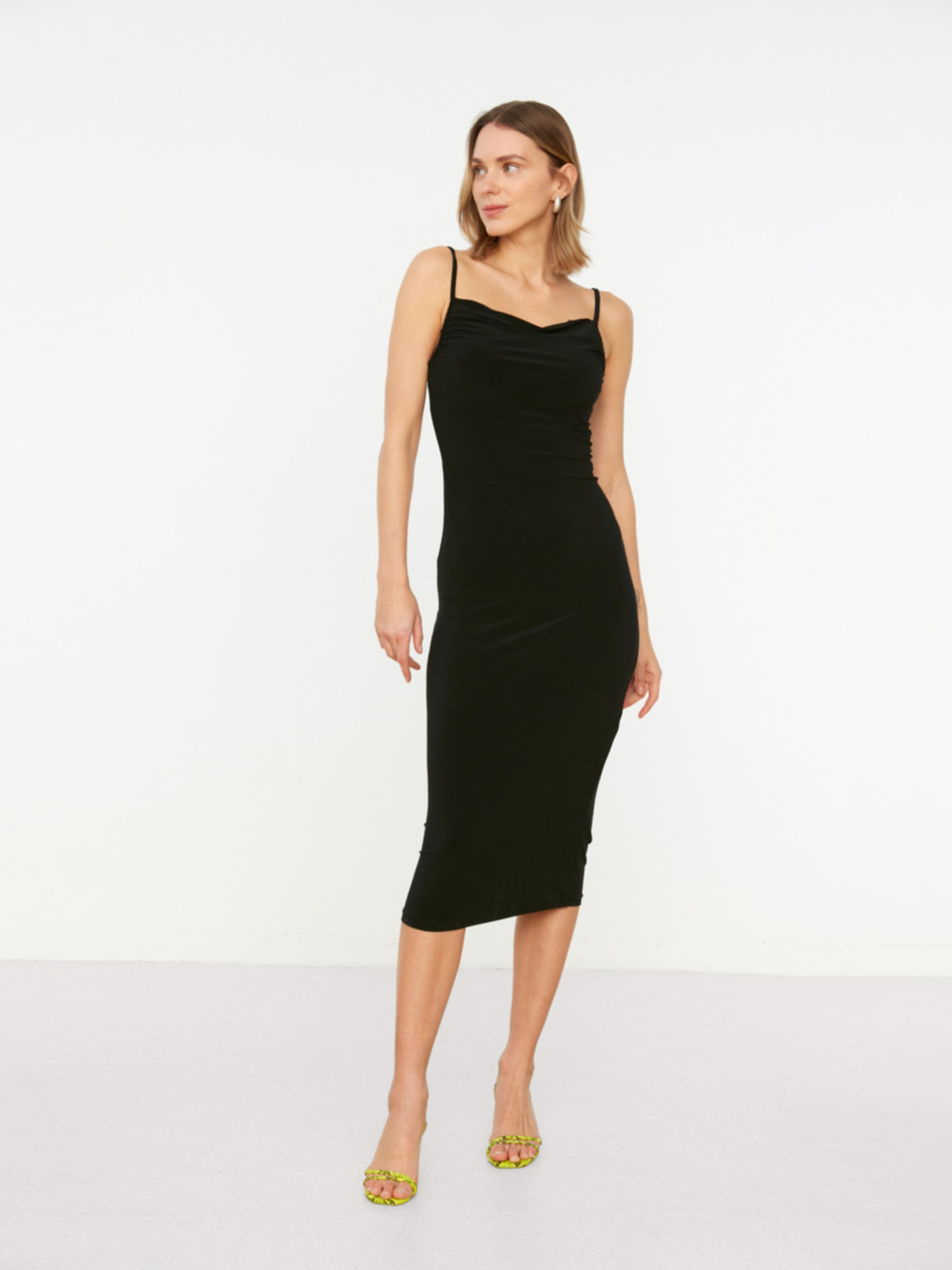 Платье миди Trendyol модель TWOSS19AD0020/Siyah Платье миди Trendyol модель TWOSS19AD0020/Siyah Фото