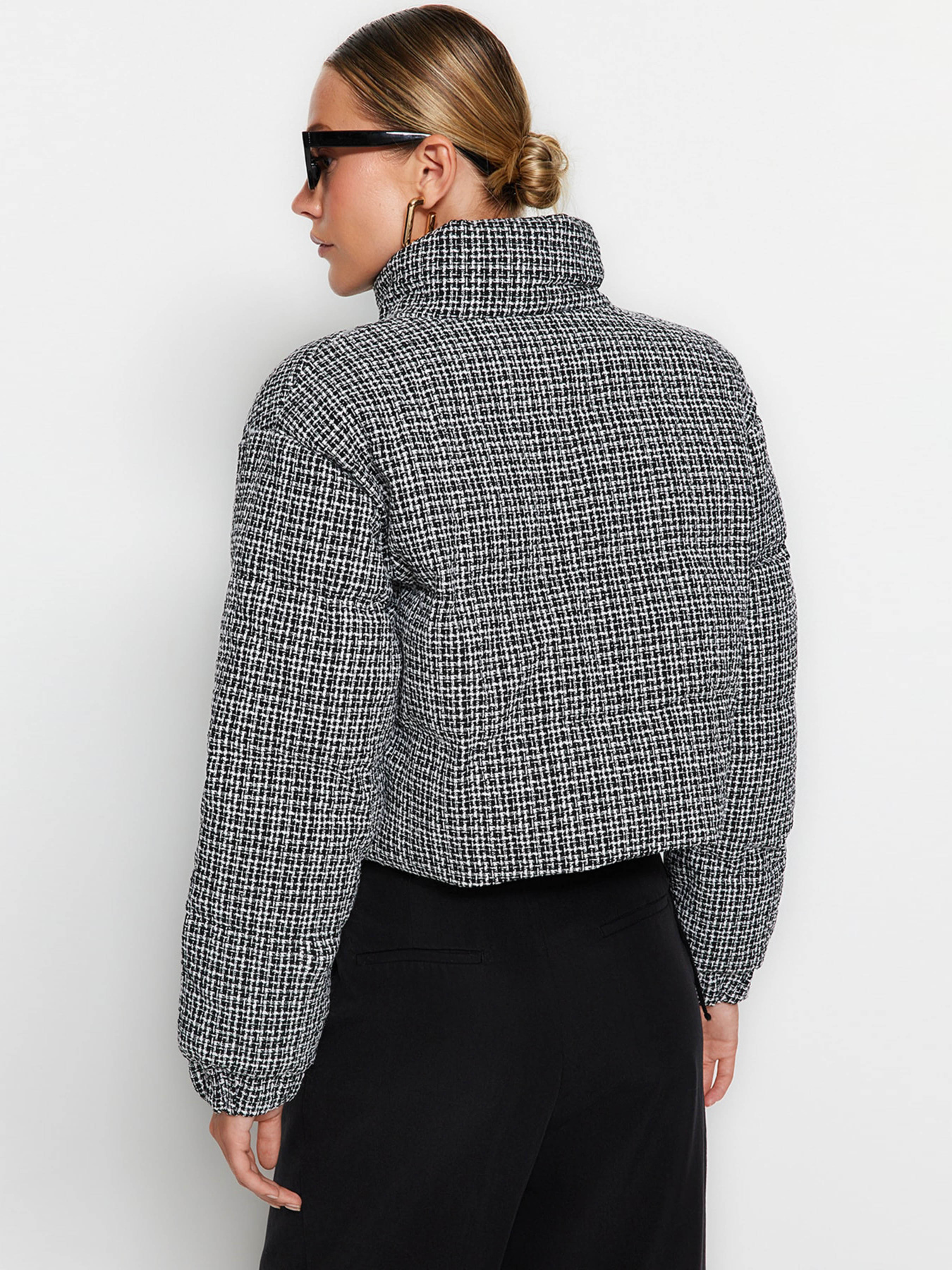 Куртки и дубленки Trendyol модель TWOAW24MO00028/Siyah Куртки и дубленки Trendyol модель TWOAW24MO00028/Siyah Фото