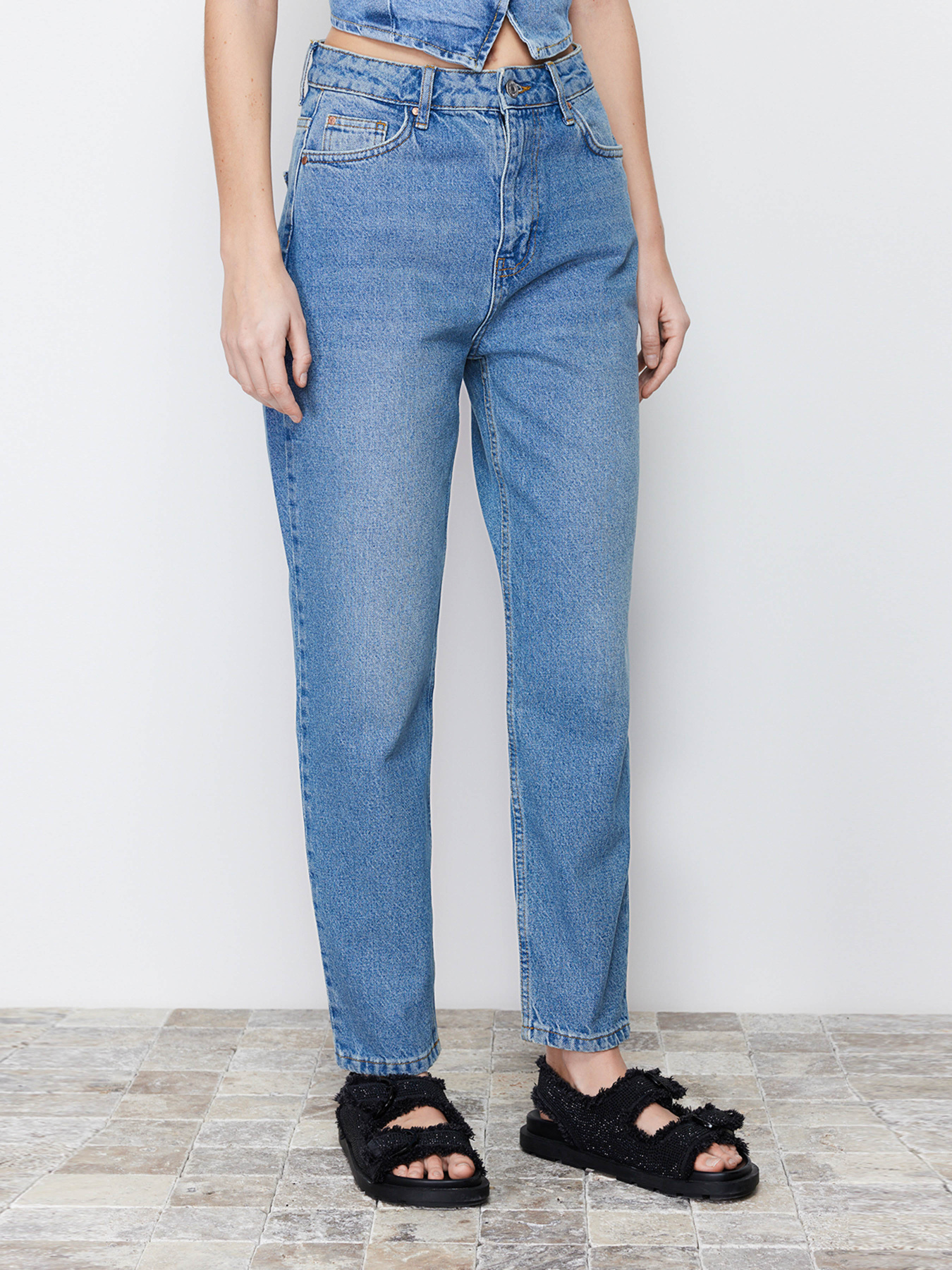 Джинси мом Trendyol модель TWOSS24JE00040/Mavi Фото