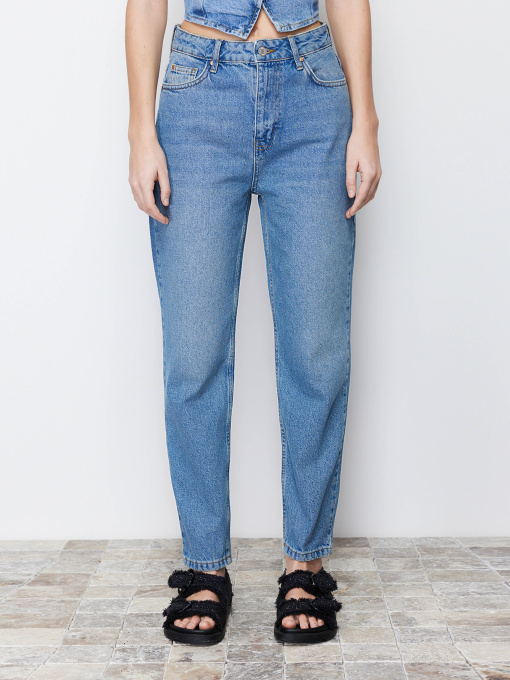 Джинсы мом Trendyol модель TWOSS24JE00040/Mavi Фото