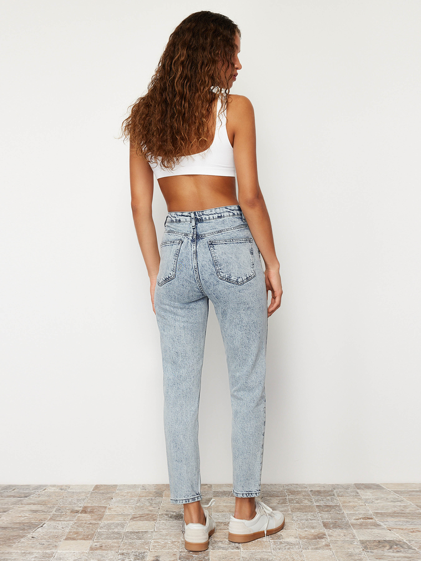 Джинсы мом Trendyol модель TWOSS24JE00081/Mavi Фото