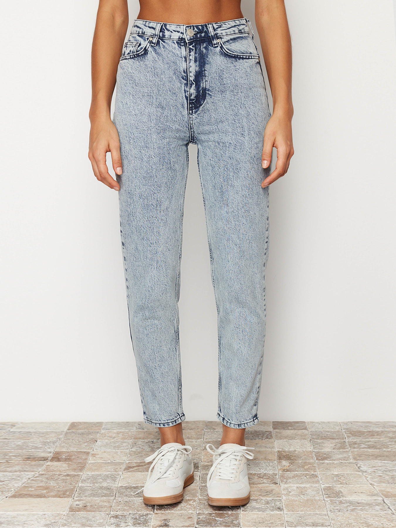 Джинсы мом Trendyol модель TWOSS24JE00081/Mavi Фото