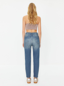 Джинси мом Trendyol модель TWOSS24JE00082/Mavi Фото