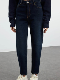 Джинси мом Trendyol модель TWOAW25JE00078/Koyu Mavi Фото