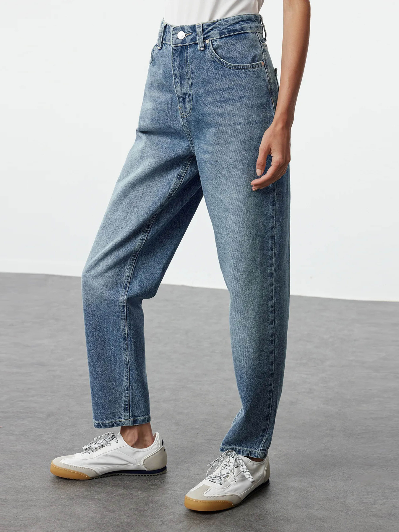 Джинси мом Trendyol модель TWOAW25JE00131/Mavi Фото