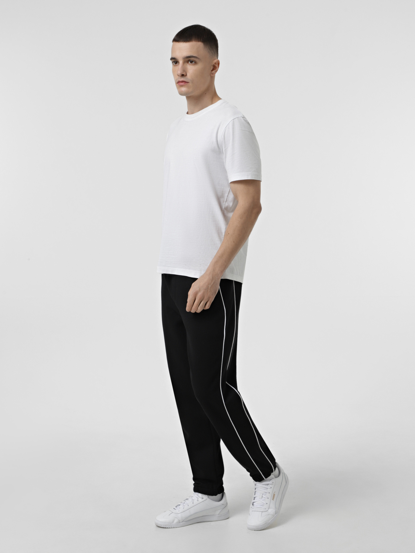 Джоггеры Trendyol модель TMNAW25EA00001/Siyah Джоггеры Trendyol модель TMNAW25EA00001/Siyah Фото