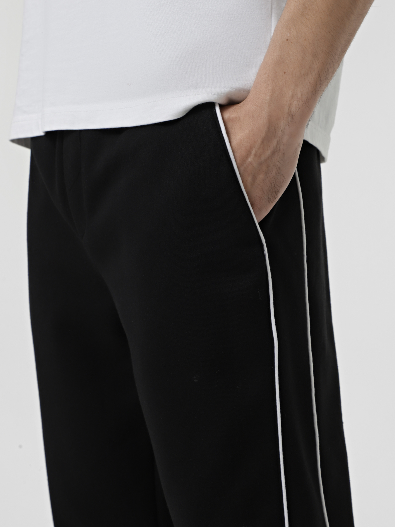 Джоггеры Trendyol модель TMNAW25EA00001/Siyah Джоггеры Trendyol модель TMNAW25EA00001/Siyah Фото