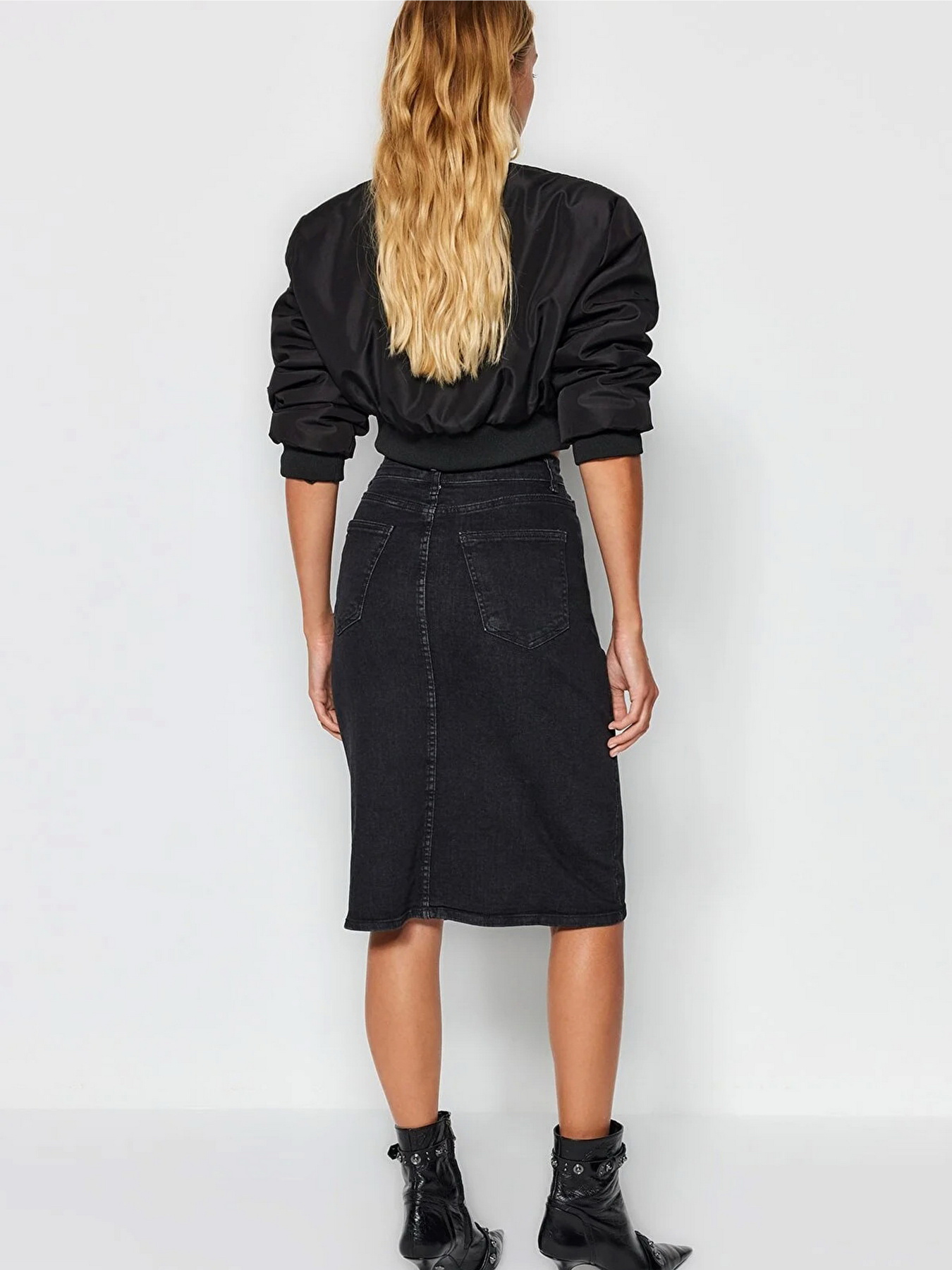 Юбка миди Trendyol модель TWOSS21ET0297/Siyah Фото