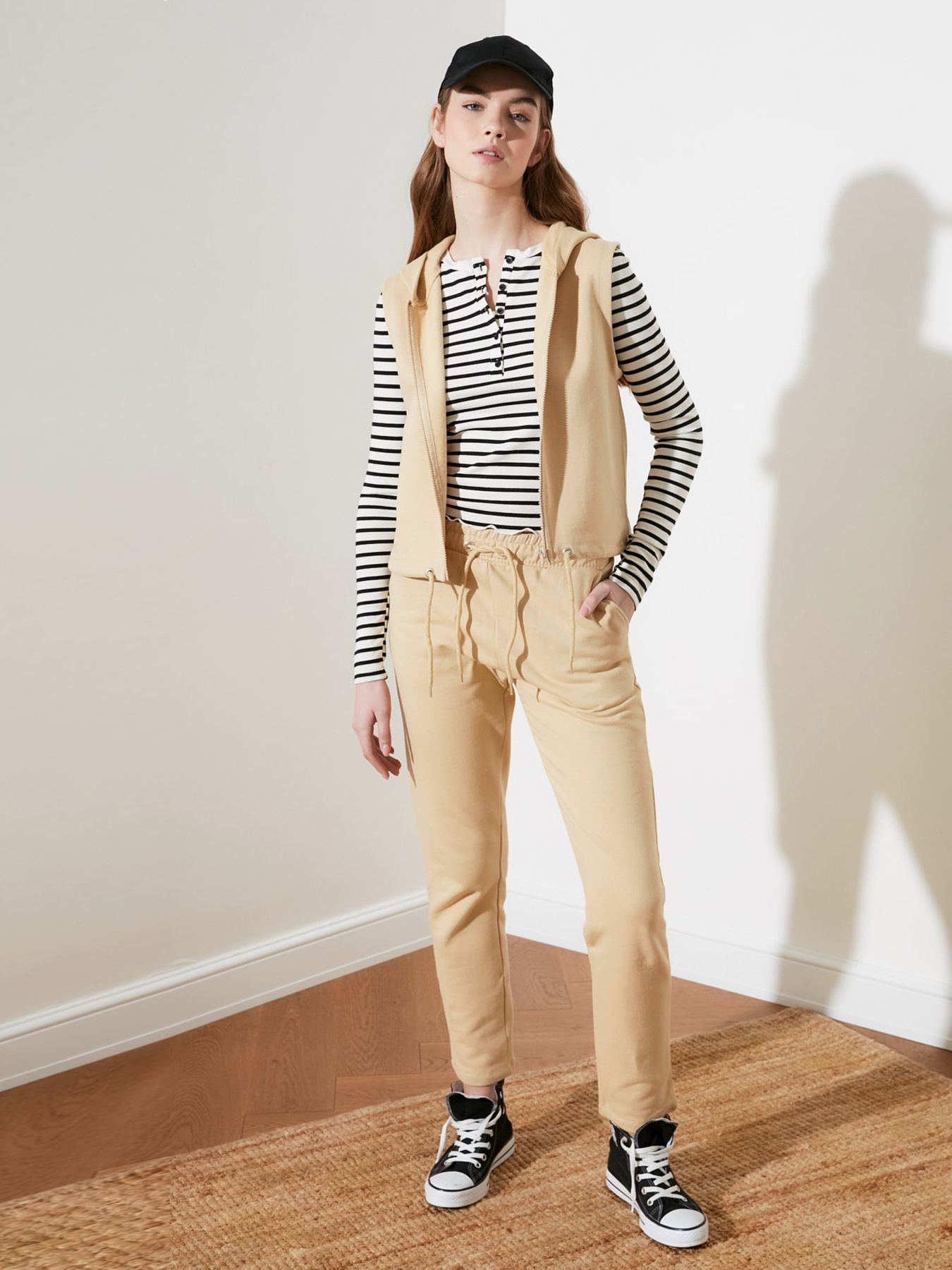 Штаны спортивные Trendyol модель TWOSS21EA0084/Bej Фото