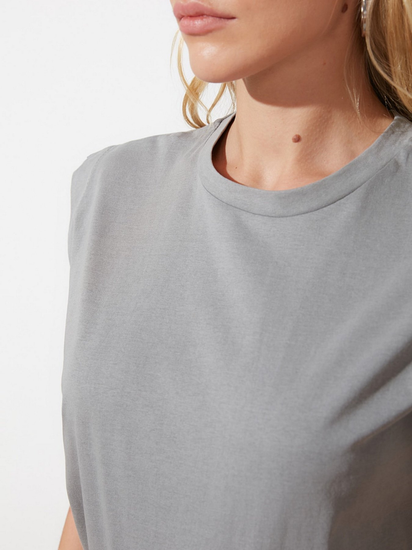 Футболки и поло Trendyol модель TWOSS20TS0021/Gri Футболки и поло Trendyol модель TWOSS20TS0021/Gri Фото