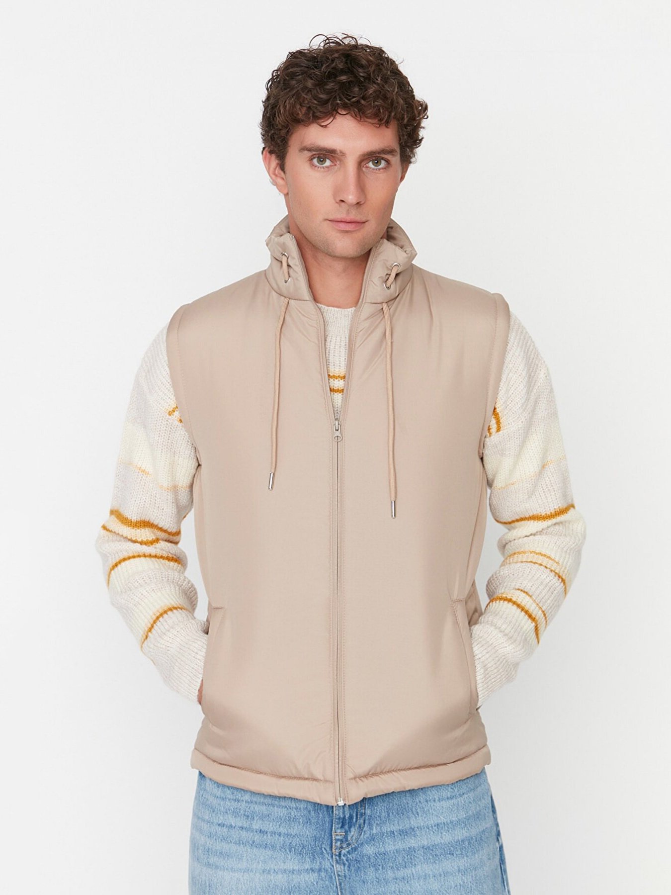 Утепленный жилет Trendyol модель TMNAW22YE0021/Tas Утепленный жилет Trendyol модель TMNAW22YE0021/Tas Фото