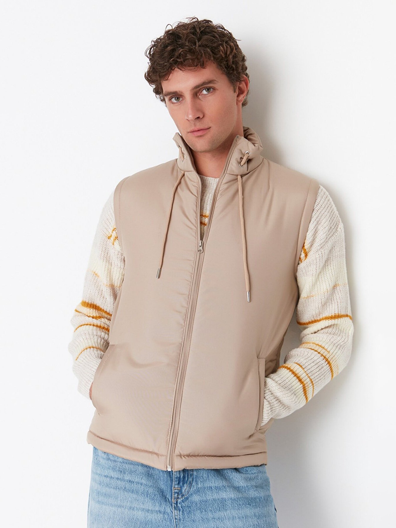 Утепленный жилет Trendyol модель TMNAW22YE0021/Tas Утепленный жилет Trendyol модель TMNAW22YE0021/Tas Фото