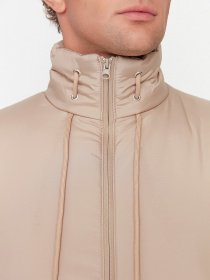 Утепленный жилет Trendyol модель TMNAW22YE0021/Tas Утепленный жилет Trendyol модель TMNAW22YE0021/Tas Фото