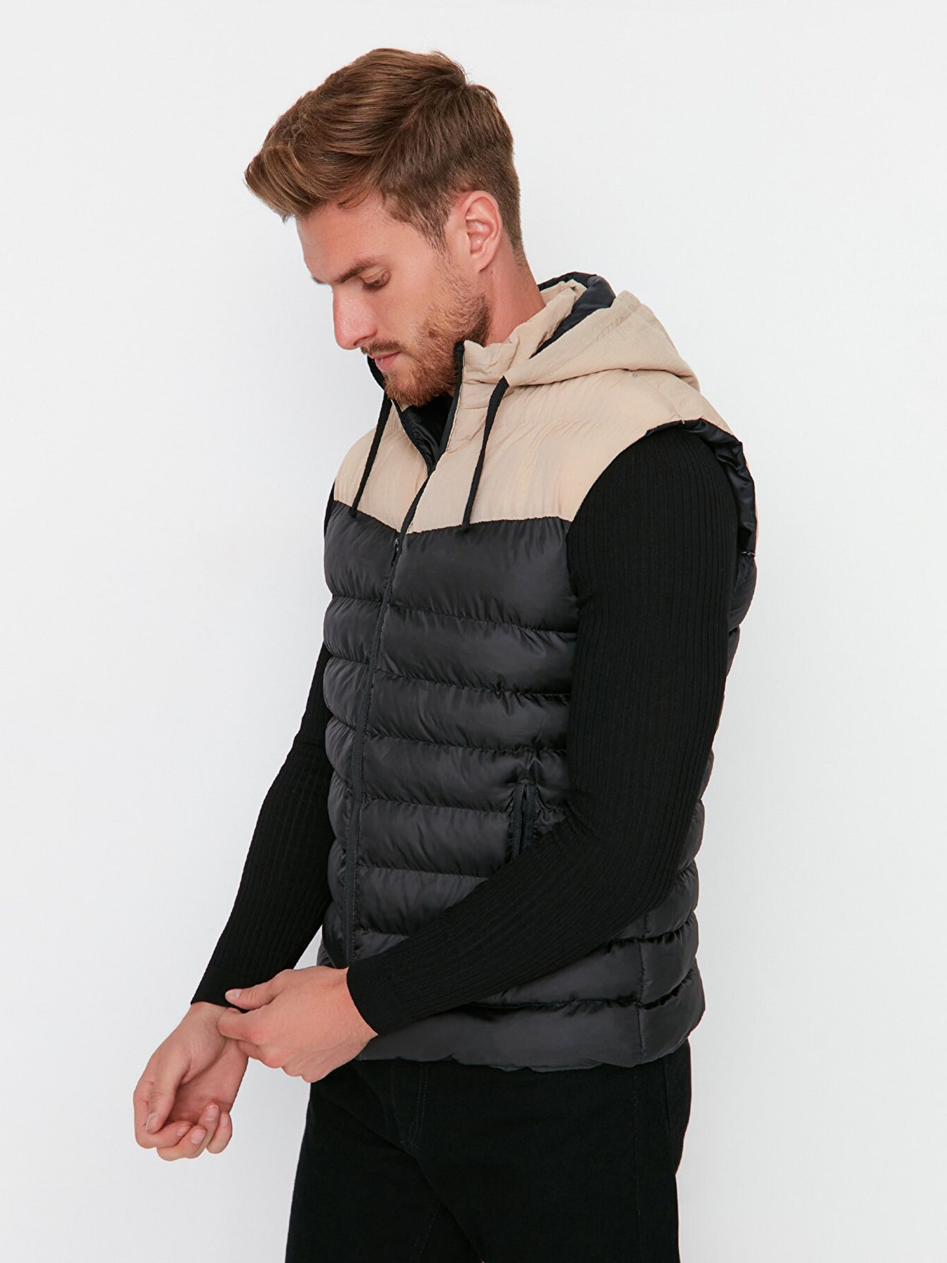 Утеплений жилет Trendyol модель TMNAW23YE00000/Siyah Фото