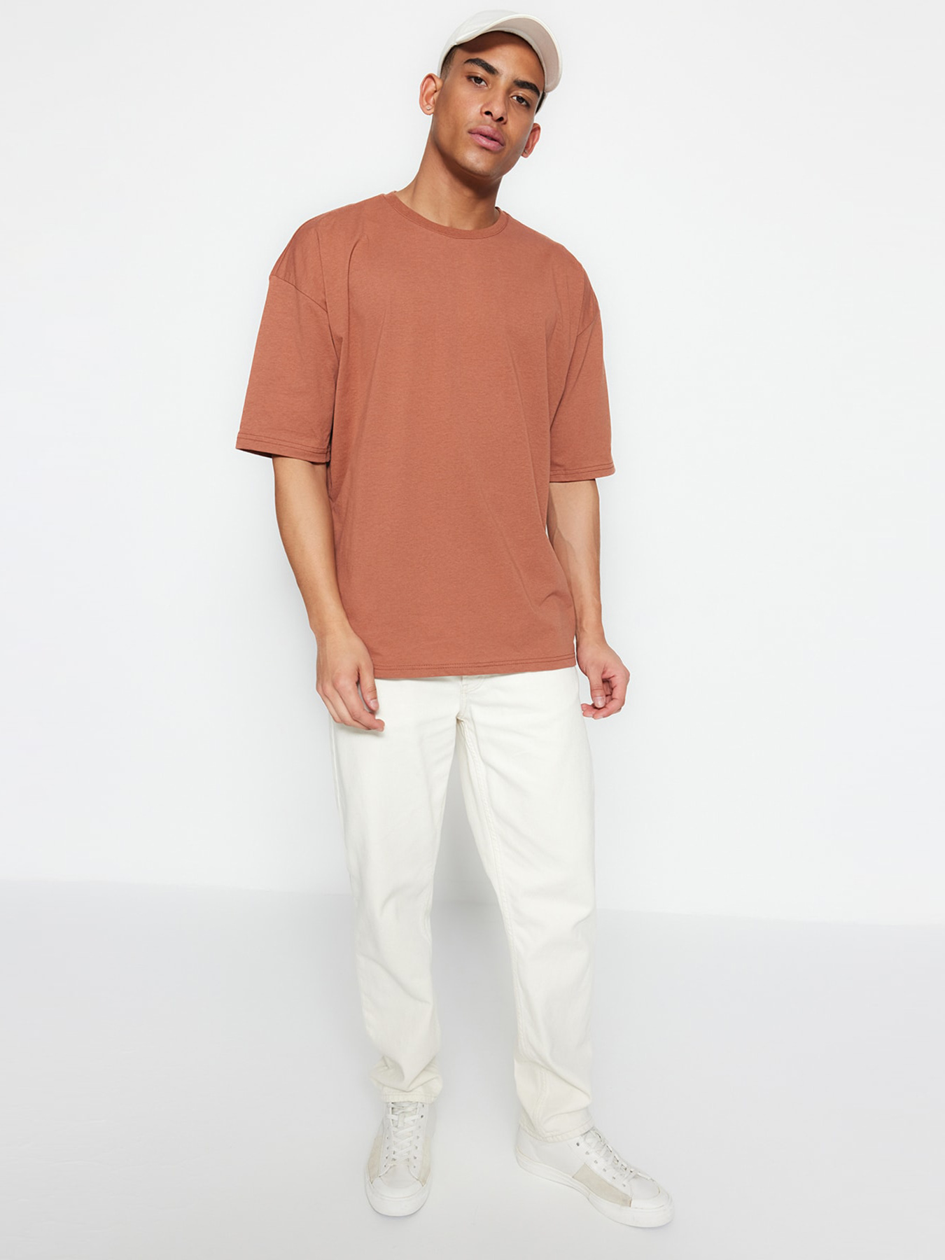 Футболка Trendyol модель TMNSS22TS0317/Kahverengi Футболка Trendyol модель TMNSS22TS0317/Kahverengi Фото