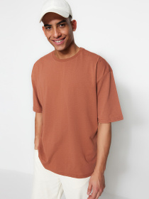 Футболка Trendyol модель TMNSS22TS0317/Kahverengi Футболка Trendyol модель TMNSS22TS0317/Kahverengi Фото