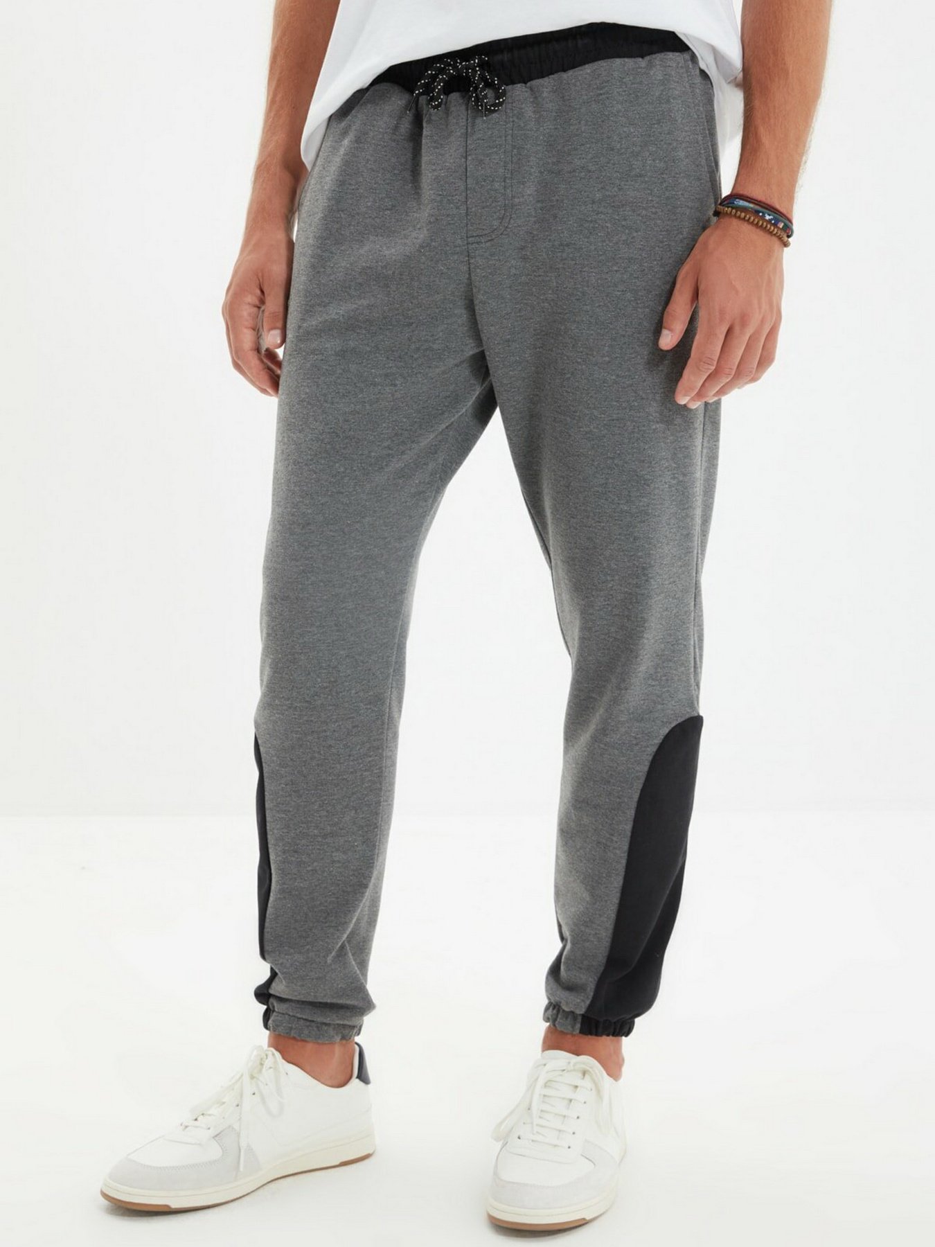 Штаны спортивные Trendyol модель TMNAW22EA0012/Antrasit Штаны спортивные Trendyol модель TMNAW22EA0012/Antrasit Фото