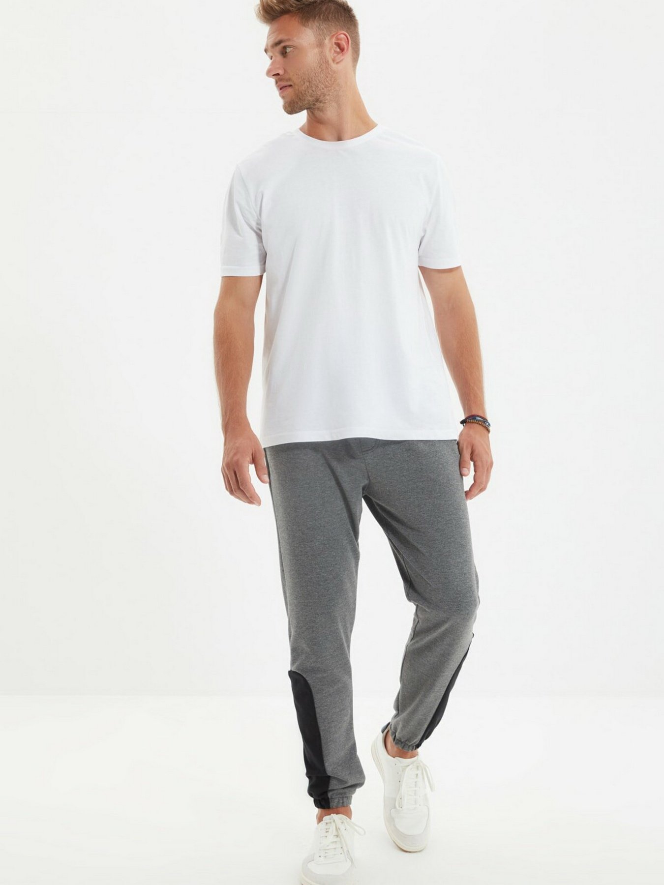 Штаны спортивные Trendyol модель TMNAW22EA0012/Antrasit Штаны спортивные Trendyol модель TMNAW22EA0012/Antrasit Фото