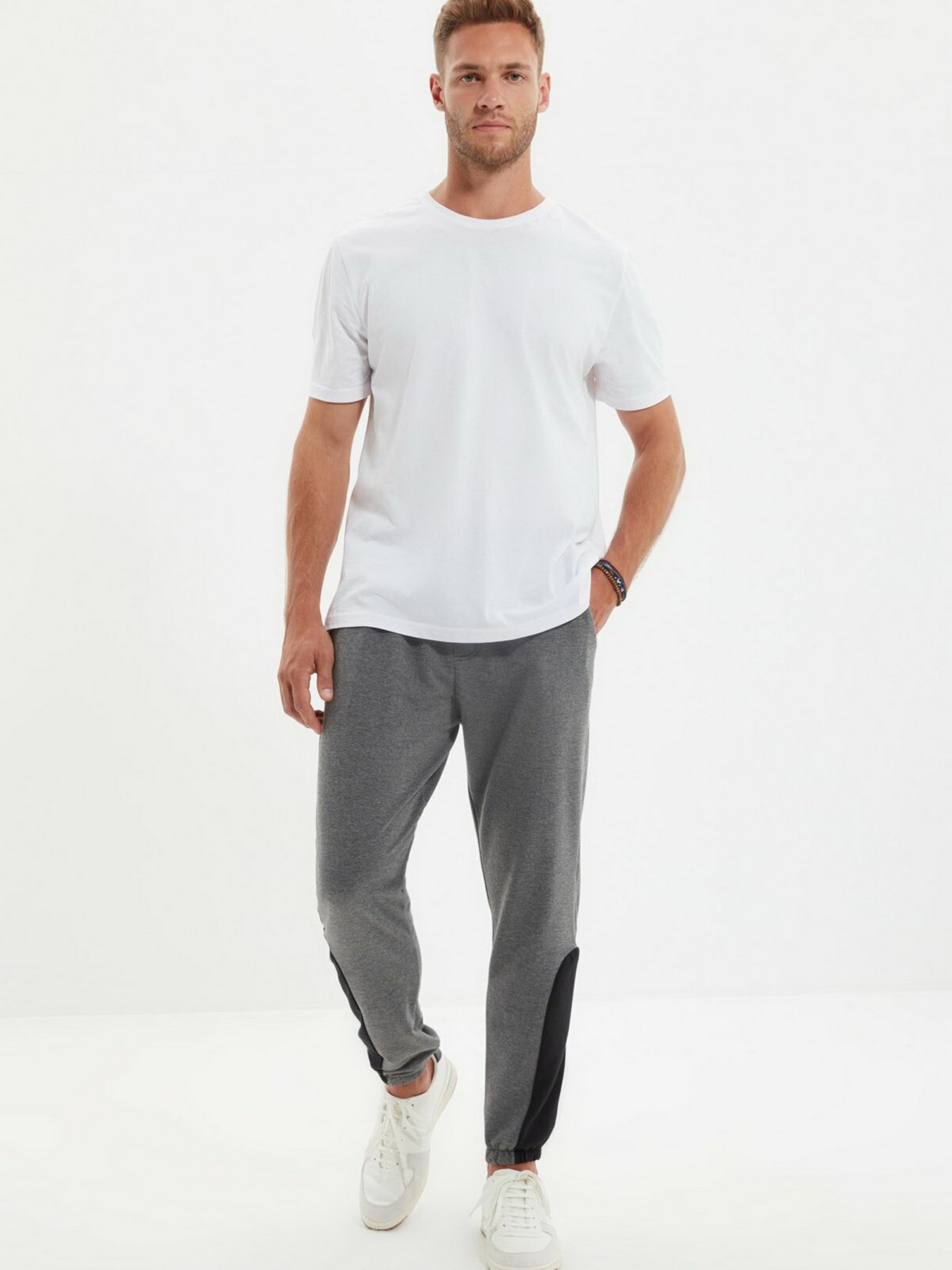 Штаны спортивные Trendyol модель TMNAW22EA0012/Antrasit Штаны спортивные Trendyol модель TMNAW22EA0012/Antrasit Фото