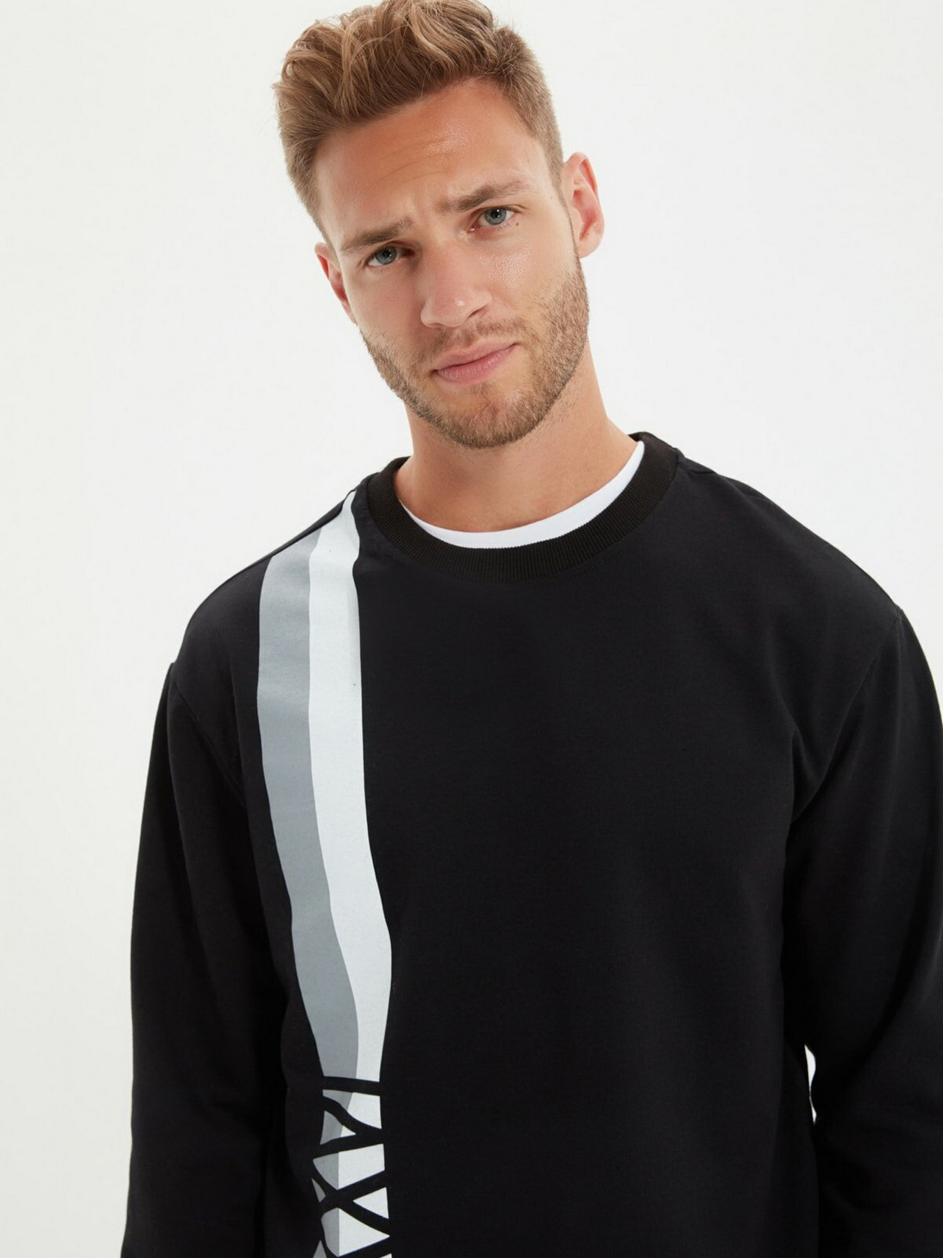 Свитшот Trendyol модель TMNAW22SW0356/Siyah Фото