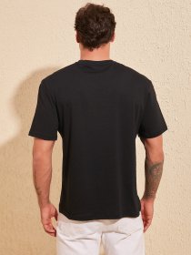 Футболки и поло Trendyol модель TMNSS20TS0876/Siyah Футболки и поло Trendyol модель TMNSS20TS0876/Siyah Фото