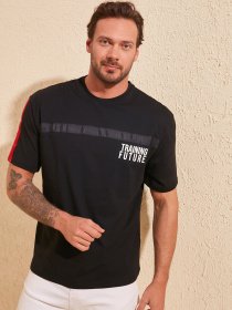 Футболки и поло Trendyol модель TMNSS20TS0876/Siyah Футболки и поло Trendyol модель TMNSS20TS0876/Siyah Фото