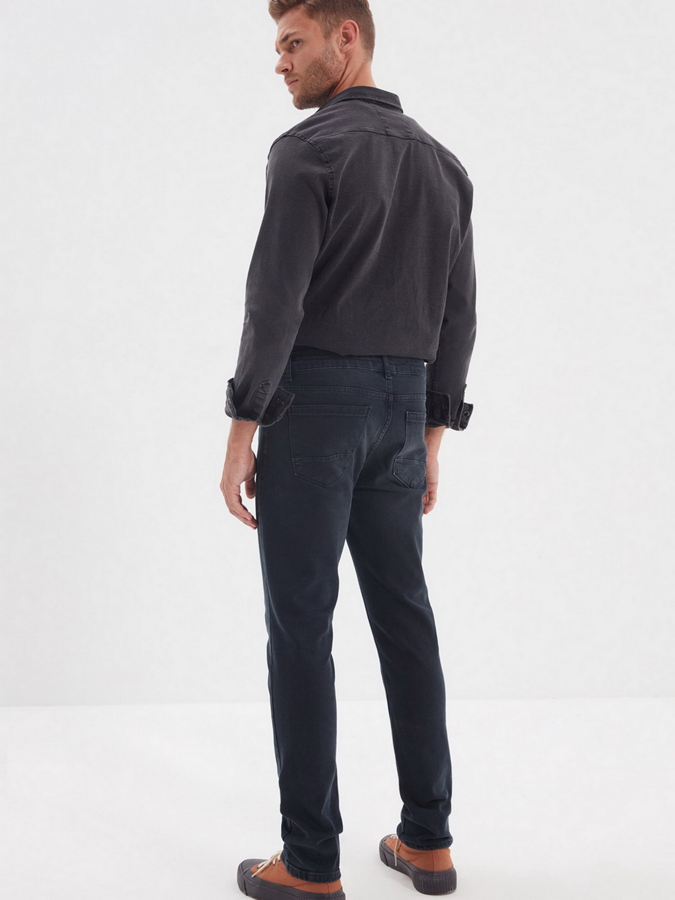 Зауженные джинсы Trendyol Slim модель TMNAW22JE0020/Lacivert Фото