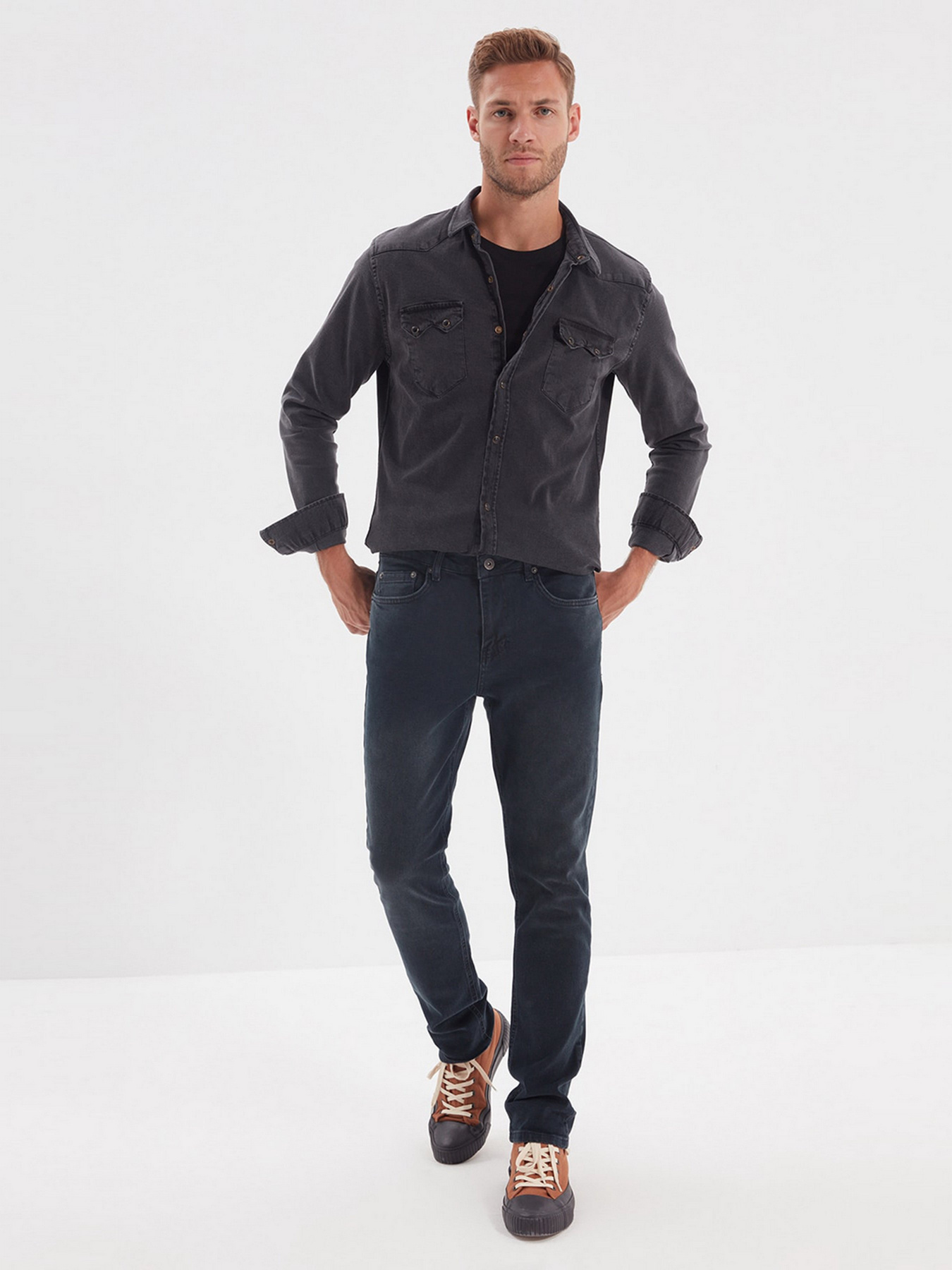 Завужені джинси Trendyol Slim модель TMNAW22JE0020/Lacivert Фото