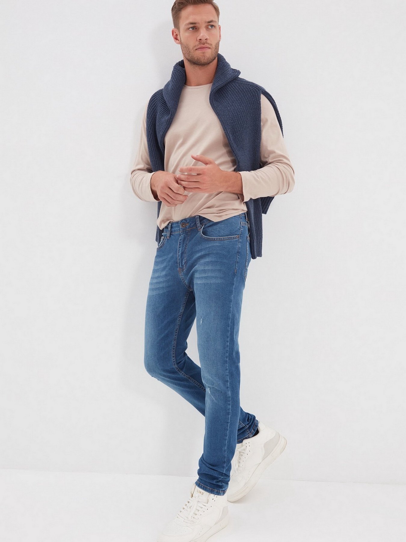 Завужені джинси Trendyol Slim модель TMNAW22JE0062/Indigo Фото