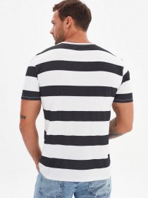 Футболки і поло Trendyol модель TMNSS21TS0269/Siyah Фото