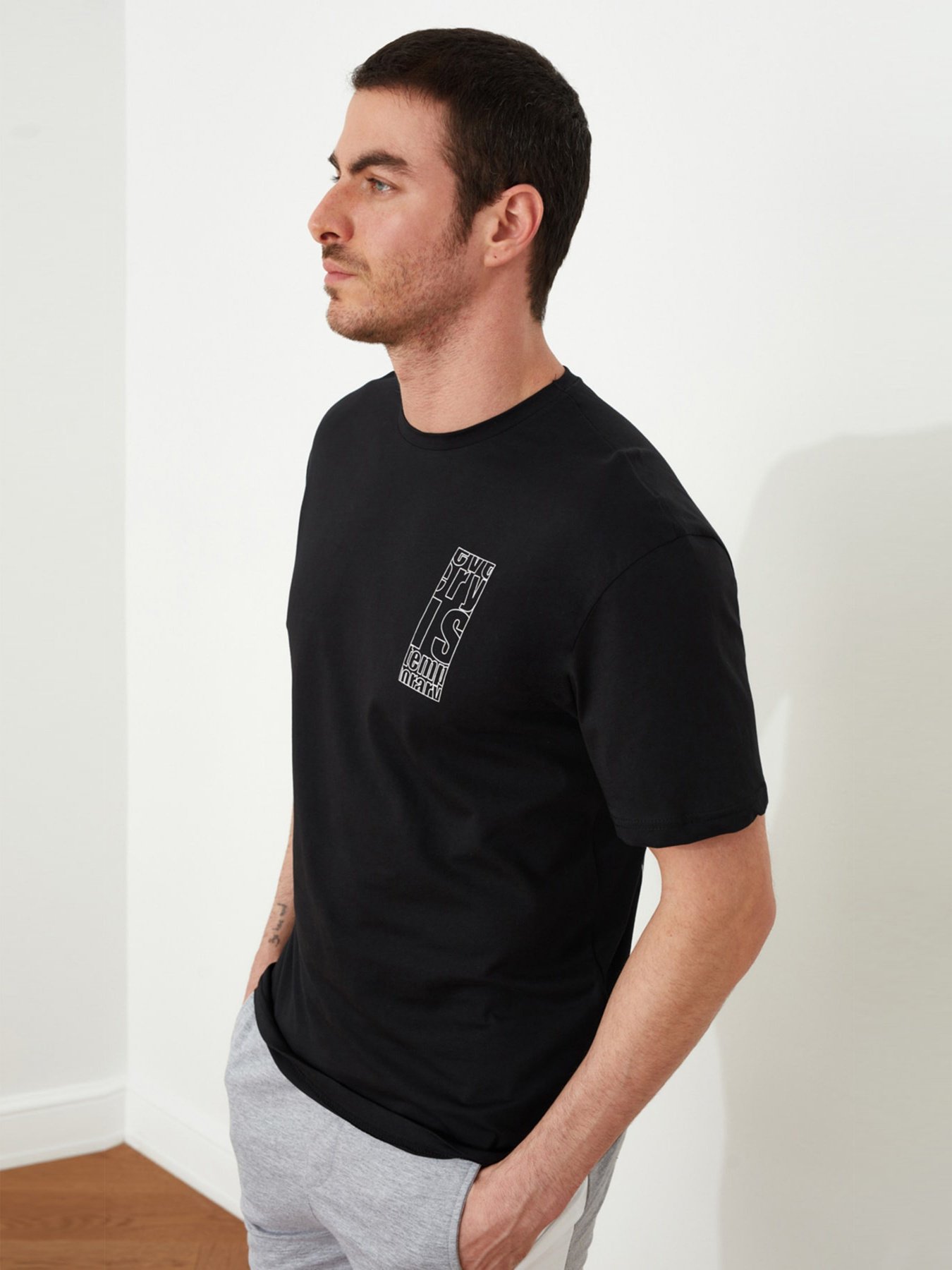 Футболки і поло Trendyol модель TMNSS20TS0656/Siyah Фото