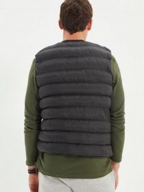 Утеплений жилет Trendyol модель TMNAW22YE0012/Siyah Фото