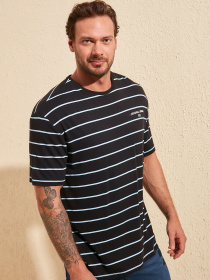 Футболка Trendyol модель TMNSS20TS0521/Lacivert Футболка Trendyol модель TMNSS20TS0521/Lacivert Фото