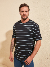 Футболка Trendyol модель TMNSS20TS0521/Lacivert Футболка Trendyol модель TMNSS20TS0521/Lacivert Фото