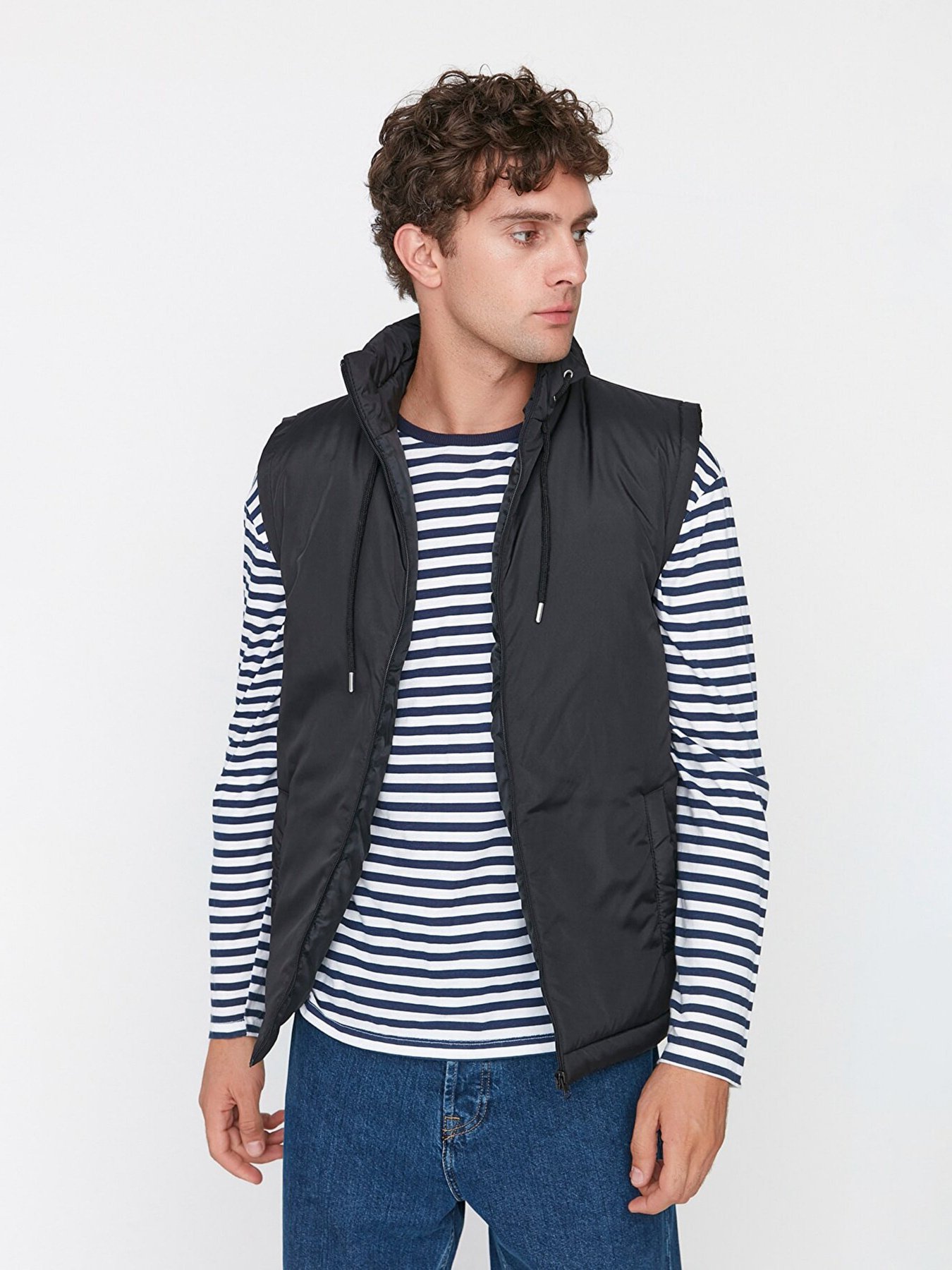 Утеплений жилет Trendyol модель TMNAW22YE0021/Siyah Фото