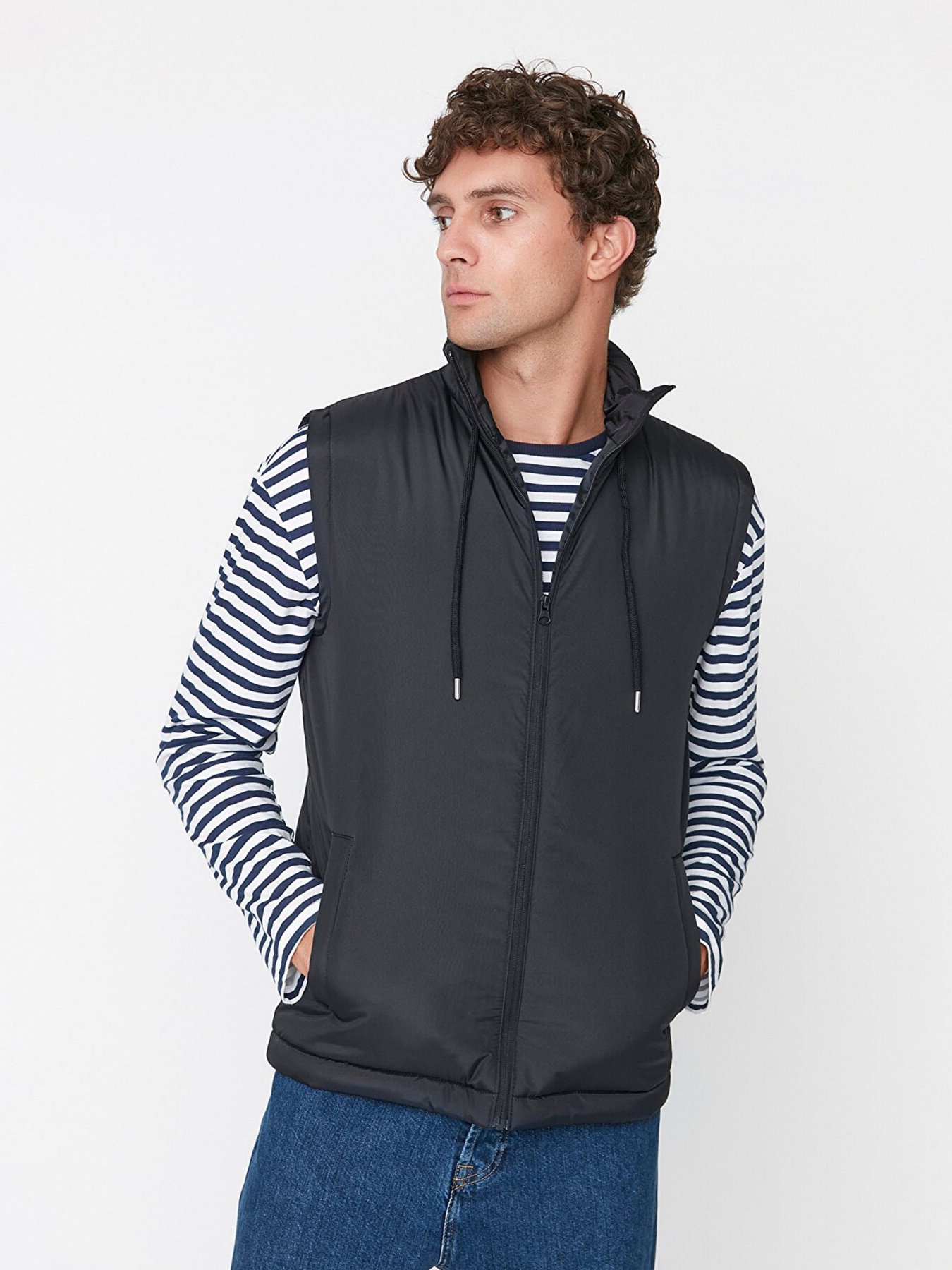 Утеплений жилет Trendyol модель TMNAW22YE0021/Siyah Фото