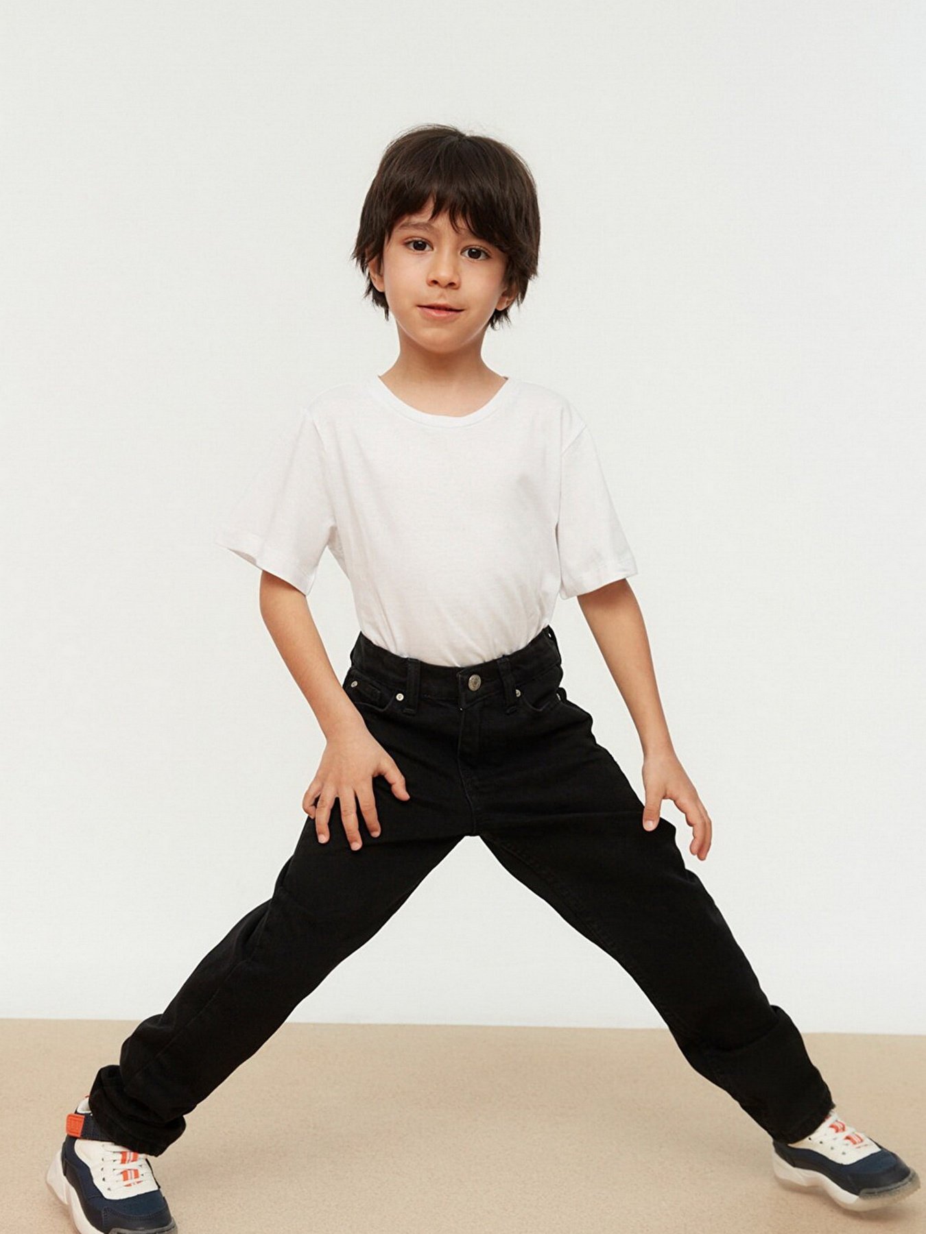 Прямые джинсы Trendyol модель TKDSS22JE0217/Siyah Фото