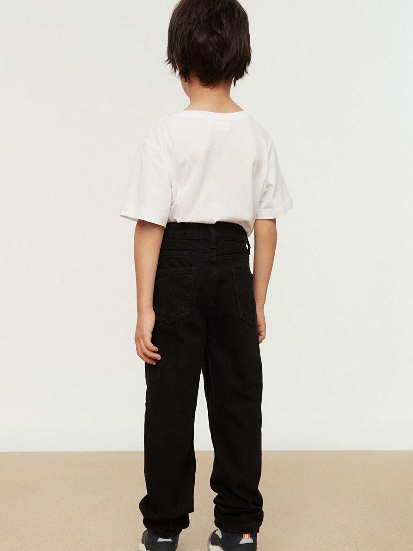 Прямые джинсы Trendyol модель TKDSS22JE0217/Siyah Фото