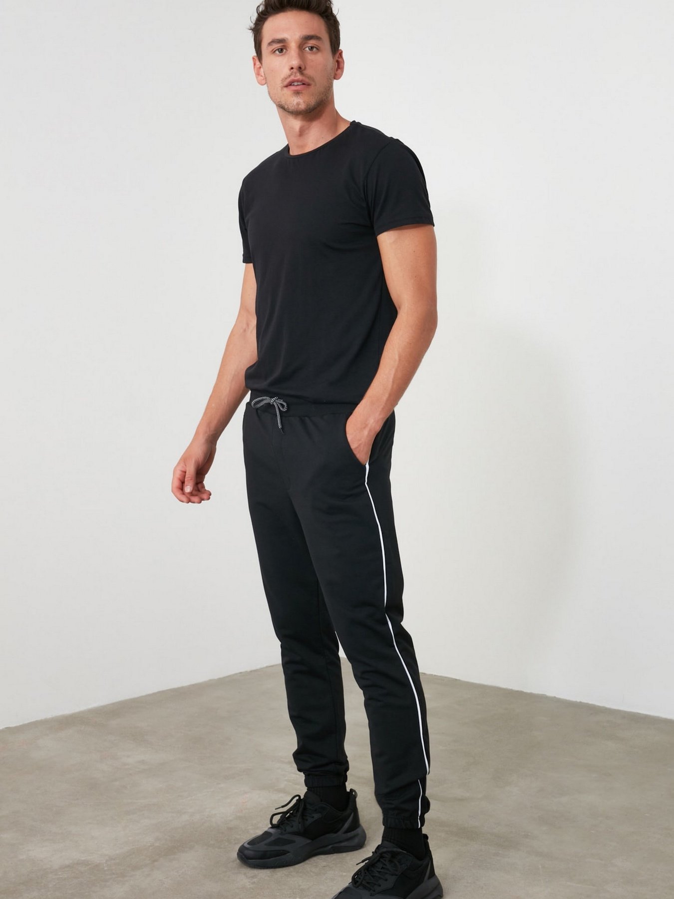 Спортивні штани Trendyol модель TMNAW21EA0078/Siyah Фото