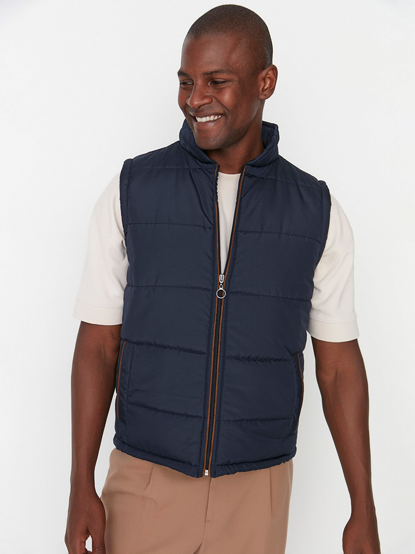 Утепленный жилет Trendyol модель TMNAW23YE00005/Lacivert Фото