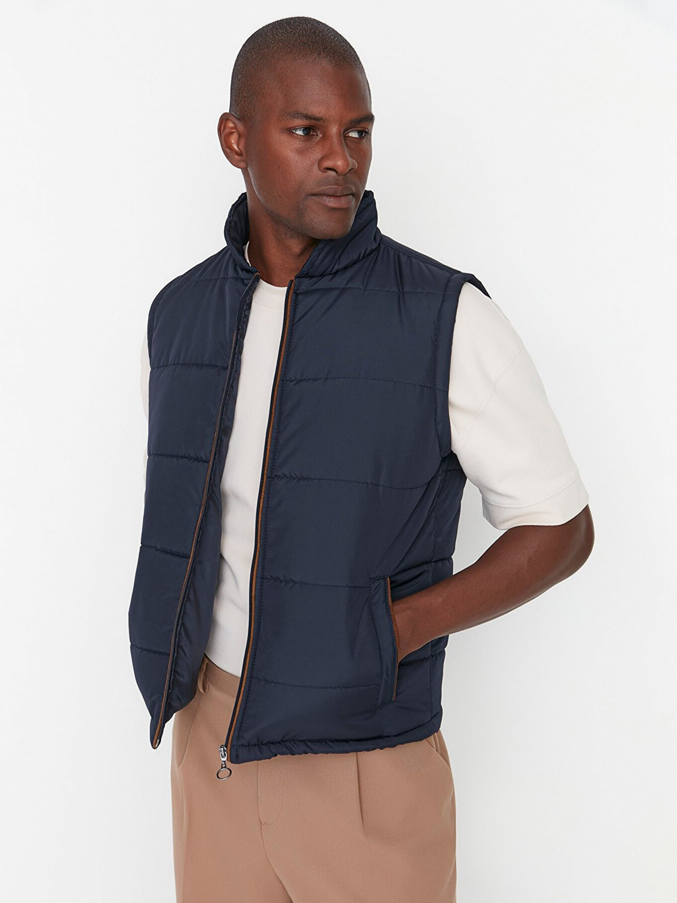 Утепленный жилет Trendyol модель TMNAW23YE00005/Lacivert Фото