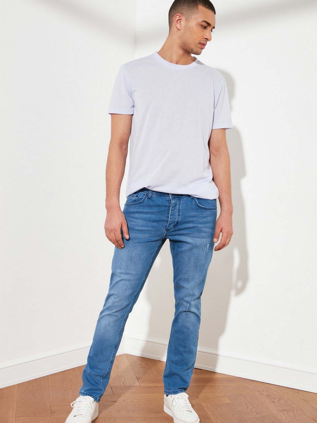 Зауженные джинсы Trendyol Slim модель TMNSS21JE0067/Koyu Mavi Фото