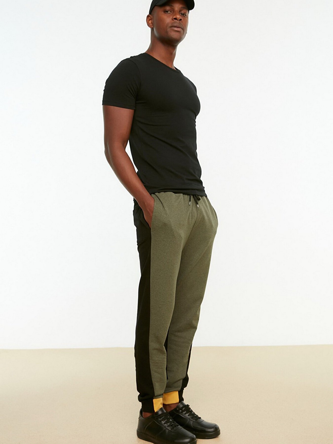 Штани спортивні Trendyol модель TMNAW22EA0529/Haki Фото