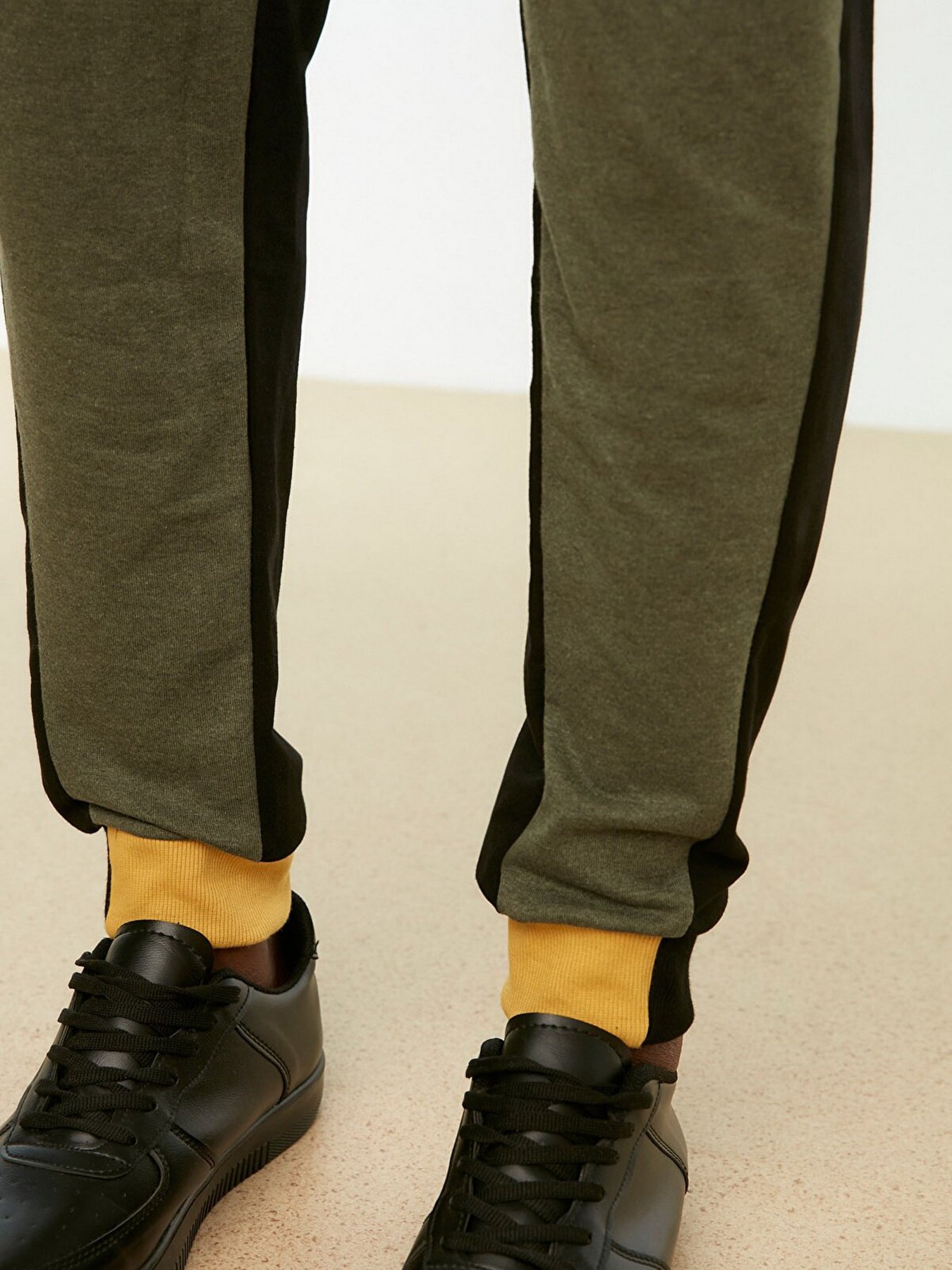 Штани спортивні Trendyol модель TMNAW22EA0529/Haki Фото